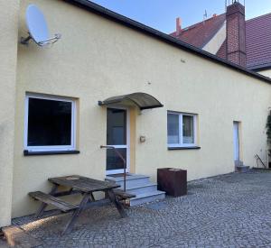 a house with a picnic table in front of it at Pension am Markt Luckenwalde in Luckenwalde +5 photos