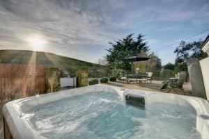 a hot tub in the backyard of a house at 1 Bed in Croyde oc-forda in Croyde