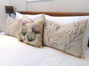 a group of pillows sitting on top of a bed at 1 Bed in Lowick oc-coq46 in Holburn