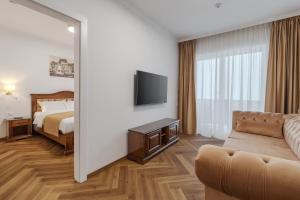 ein Hotelzimmer mit einem Bett und einer Couch in der Unterkunft Casa Doseanu in Oradea