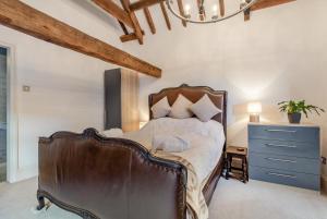 a bedroom with a wooden bed and a blue dresser at 2 Bed in Caenby oc-o35799 in Caenby
