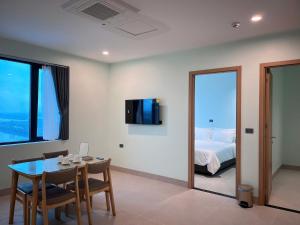 a dining room with a table and a bed at Balat Resort in Tập Thiện