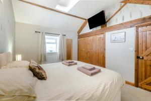 a bedroom with a bed with two towels on it at 1 Bed in Staxton oc-w36041 in Salton
