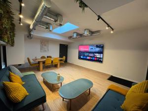 a room with couches and a table and a tv at Jill Hotel Brussels Centre Midi in Brussels