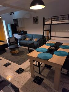 a living room with a table and a bunk bed at Loft neuf 4 couchages Peone- Valberg in Péone