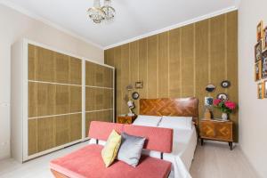 ローマにあるDandy Suiteのベッドルーム1室(ベッド1台、赤い椅子付)
