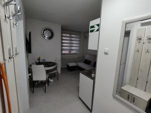 a small kitchen and dining room with a table at Apartman Pavlica in Kragujevac