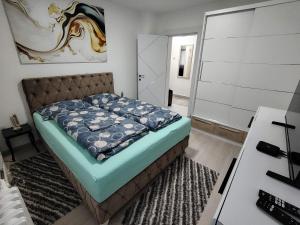 a bedroom with a bed and a mirror at Apartman Pavlica in Kragujevac