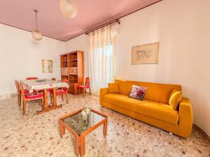 a living room with a couch and a table at Orchidea 2 - Pineto Vacanza in Pineto