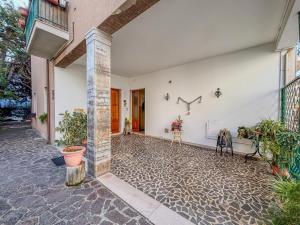 an empty courtyard with plants on the floor at Orchidea 2 - Pineto Vacanza in Pineto