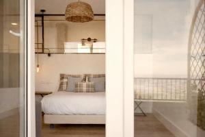 a bedroom with a bed and a window at Hotel El Balcon de las nieves in La Zubia