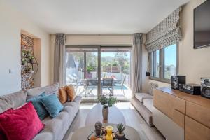 a living room with a couch and a table at Villa Saktouris in Saktoúria