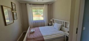 a bedroom with a bed and a window at Wzgórze Wadery Siekierczyna in Siekierczyna