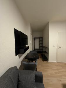 a living room with a couch and a table at Shin Central Self-Check-in in Essen