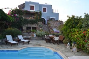 a villa with a swimming pool and a house at Villa Santa Mavra in Glinado Naxos