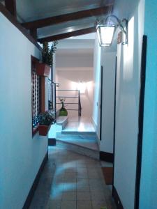 un pasillo de una casa con una escalera con luz en Al Baglio di Maqueda, en Palermo