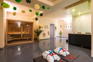 una hall con due asciugamani sul pavimento di Deva Room Suite Spa a Ugento