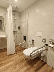 a bathroom with a toilet and a shower at Hotel Sleep & Dream Nähe Europa Park und Rulantica in Ringsheim +40 photos