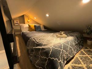 a bedroom with a large bed in a room at Sleek Modern Villa - Centrally Located in Wilmington