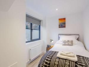 a bedroom with a bed and a window at 3 Bed in Harrogate oc-86490 in Harrogate