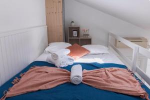 a bedroom with a bed with towels on it at Studio André - Palais & plage, clim in Cannes