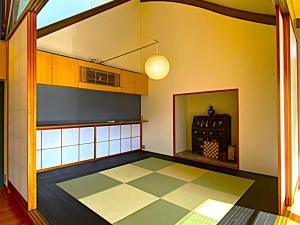 an empty room with a kitchen with a floor at 熱海ブレスアネックス in Atami +28 photos