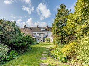 a view of a house from the garden at 4 Bed in Bideford oc-incot in Instow