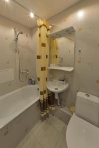 ヤロスラヴリにあるApartments on Oktyabrya 47のバスルーム(洗面台、トイレ、バスタブ付)