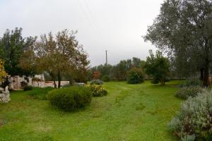 A garden outside B&B La Gufa