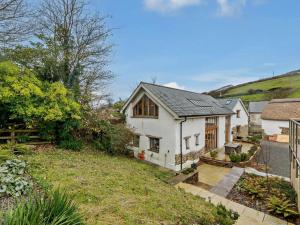 a white house with a yard at 4 Bed in Braunton oc-62949 in Croyde