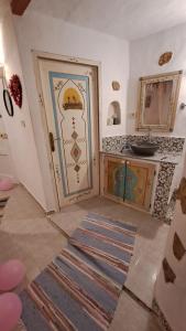 a bathroom with a door in the middle of a room at Chambre d'hôtes medenine in Medenine