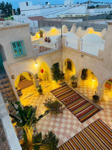 an overhead view of a building with a courtyard at Chambre d'hôtes medenine in Medenine