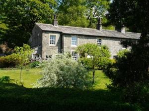 an old stone house in the middle of a yard at 4 Bed in Kettlewell oc-g0041 in Starbotton