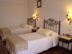 Cama ou camas em um quarto em Hotel Asturias