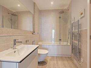 a bathroom with a sink and a toilet and a tub at 4 Bed in Appledore oc-92041 in Appledore +30 photos