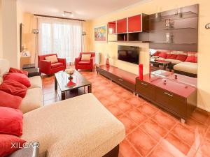 a living room with a couch and a table at Xilgar - Chalet Ensenada de Lanzada in Sanxenxo
