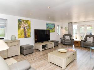 a living room with a flat screen tv and furniture at 5 Bed in Braunton oc-78250 in Braunton