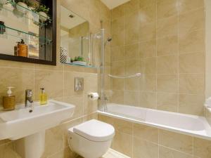 a bathroom with a toilet and a sink and a shower at 2 Bed in Ripon oc-83763 in Ripon +10 photos