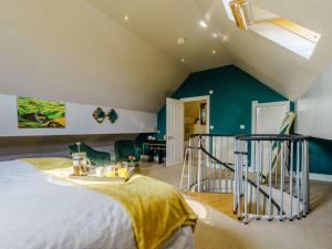 a bedroom with a bed and a blue wall at 2 Bed in Ripon oc-83763 in Ripon