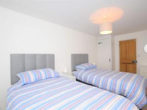 two beds sitting next to each other in a bedroom at 2 Bed in Bideford oc-53994 in Appledore