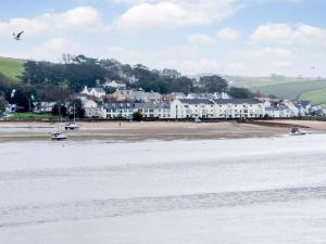 a view of a beach with houses and a town at 2 Bed in Bideford oc-53994 in Appledore +6 photos