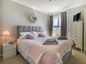a bedroom with a bed with towels on it at 3 Bed in Braunton oc-87699 in Braunton +19 photos
