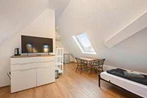 a bedroom with a bed and a tv on a dresser at Monteurzimmer Haus 6 Nebringen für bis zu 12 Personen - Küche und Parkplätze vorhanden in Gäufelden
