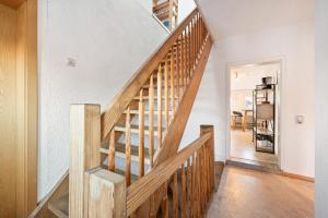 a staircase in a home with white walls at Monteurzimmer Haus 6 Nebringen für bis zu 12 Personen - Küche und Parkplätze vorhanden in Gäufelden