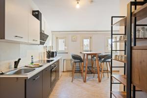 a kitchen with a sink and a counter top at Monteurzimmer Haus 6 Nebringen für bis zu 12 Personen - Küche und Parkplätze vorhanden in Gäufelden