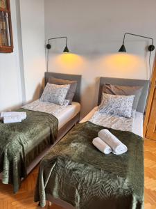two beds sitting next to each other in a room at Apartament Rynek 20 in Krosno