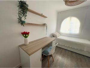 a small room with a desk and a bed at Piscina privada de Sal, Cala Canyadell in Torredembarra