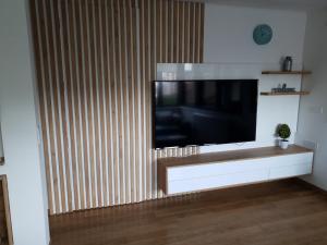 a flat screen tv on a wall in a living room at Alo Alo Apartman 5 in Kruševac