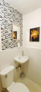 ein weißes Badezimmer mit Toilette und Waschbecken in der Unterkunft Amigas Transient in Santo Tomas + 47 Fotos