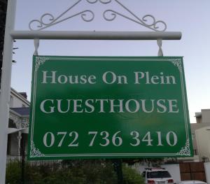 een groen bord dat huis leest op planuclease bij House On Plein in Paarl